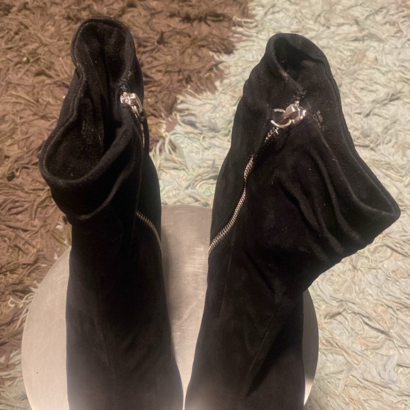NWOT BLACK SUEDE BELLA VITA DANIELLE BOOTIES - Picture 3 of 16